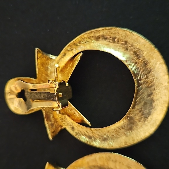 Vintage Larger Gold-Tone Clip-on Earrings - Picture 6 of 6